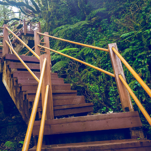 escaleras de exterior de madera